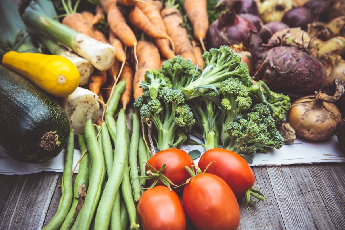 Assiette équilibrée avec fruits, légumes et protéines